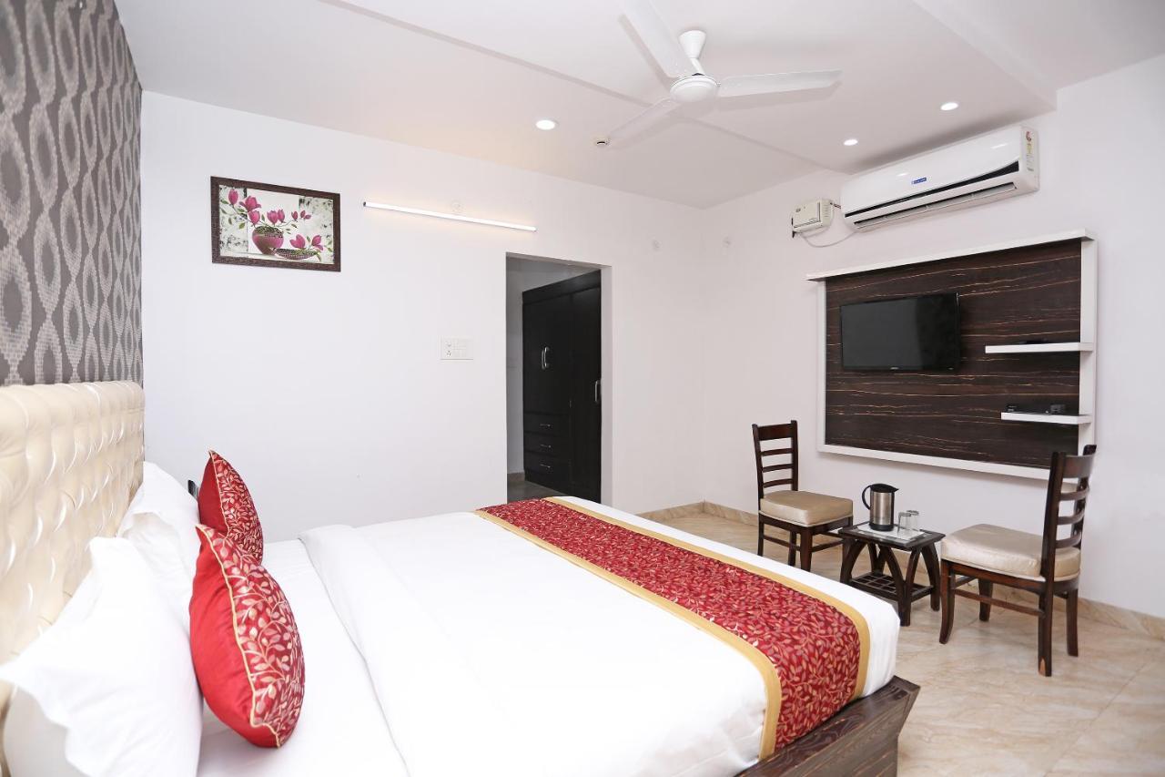 Capital O 10060 Hotel The Leaf Lucknow Bagian luar foto