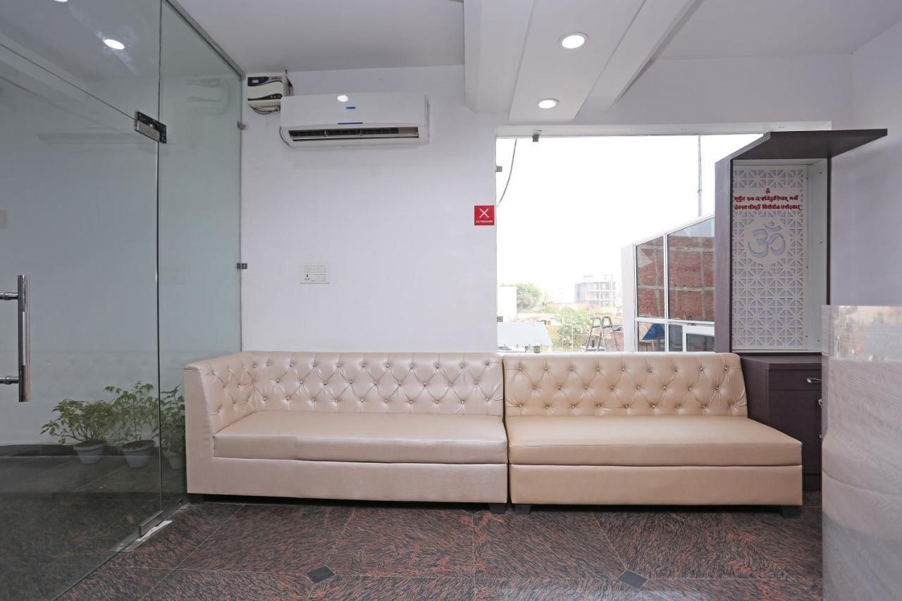 Capital O 10060 Hotel The Leaf Lucknow Bagian luar foto