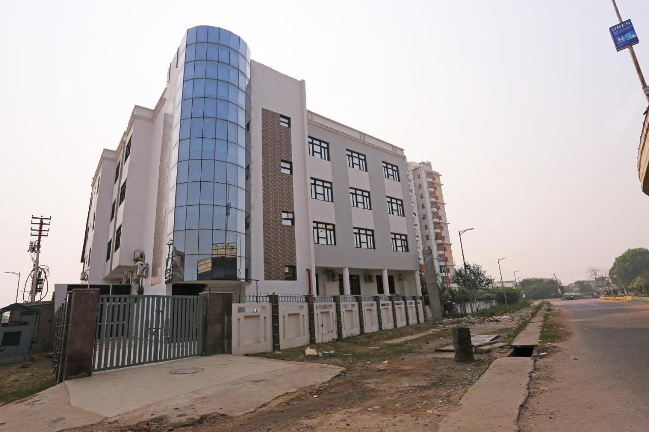 Capital O 10060 Hotel The Leaf Lucknow Bagian luar foto