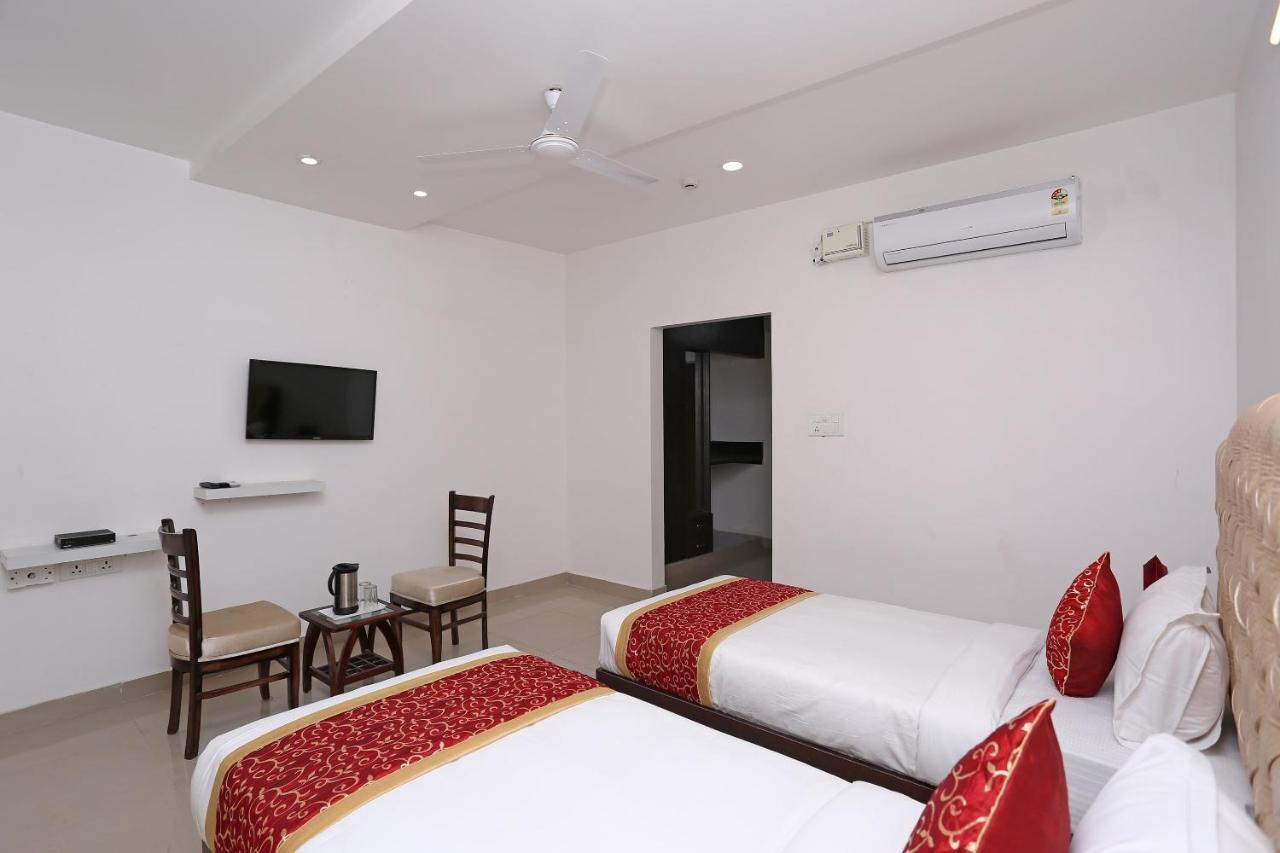Capital O 10060 Hotel The Leaf Lucknow Bagian luar foto